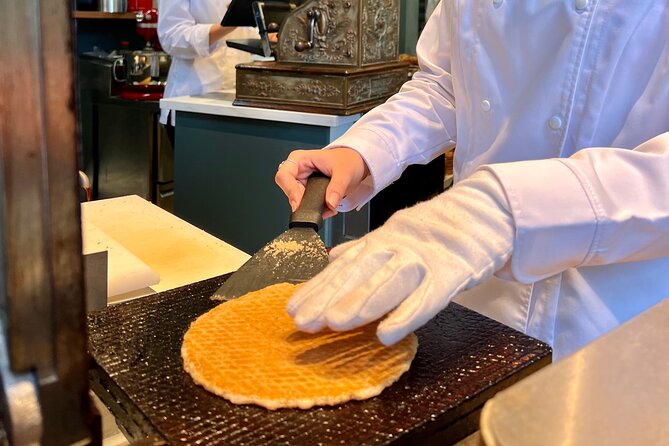 10 Tastes of Amsterdam: Food Tour by UNESCO Canals and Jordaan - Stroopwafels at Hans Egstorf: watching the snack get made