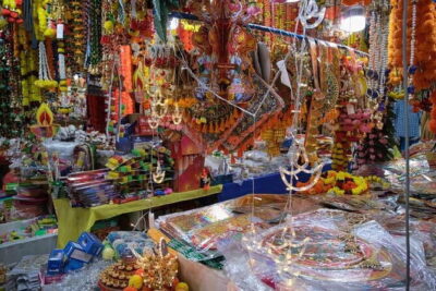5 hours Little India, Kampong Glam, Chinatown with 9 Food Tasting - Little India: Sri Veeramakaliamman Temple and Tekka Centre food