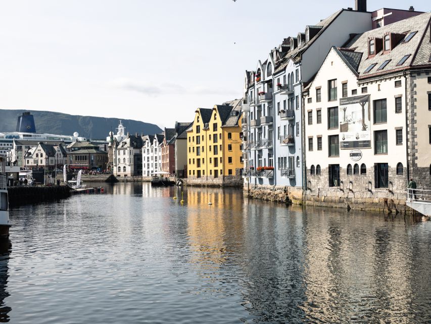 Ålesund: Guided Food Walking Tour - Entering the Town Center: Meeting by Joachim Rønneberg