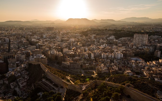 Alicante: Evening Tapas Tour - Stop 1: Your First Pour and the First Bite of Alicante