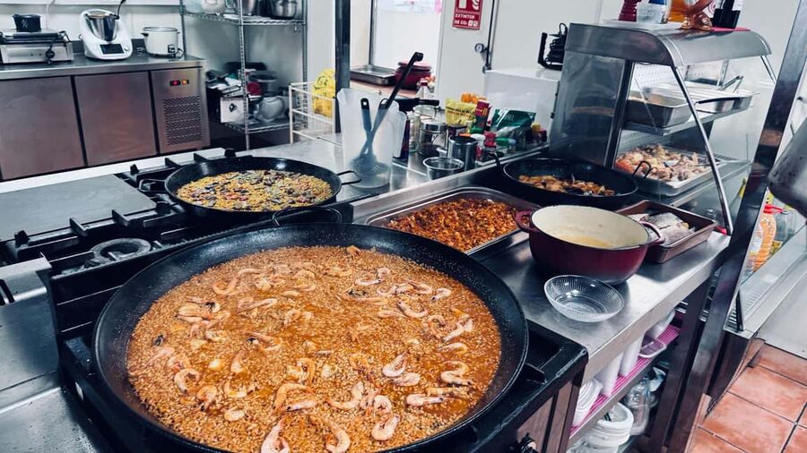 Alicante: Paella & Sangria Class with Tapas and Market Visit - Your paella lesson: broth, salmorreta, and the rice payoff