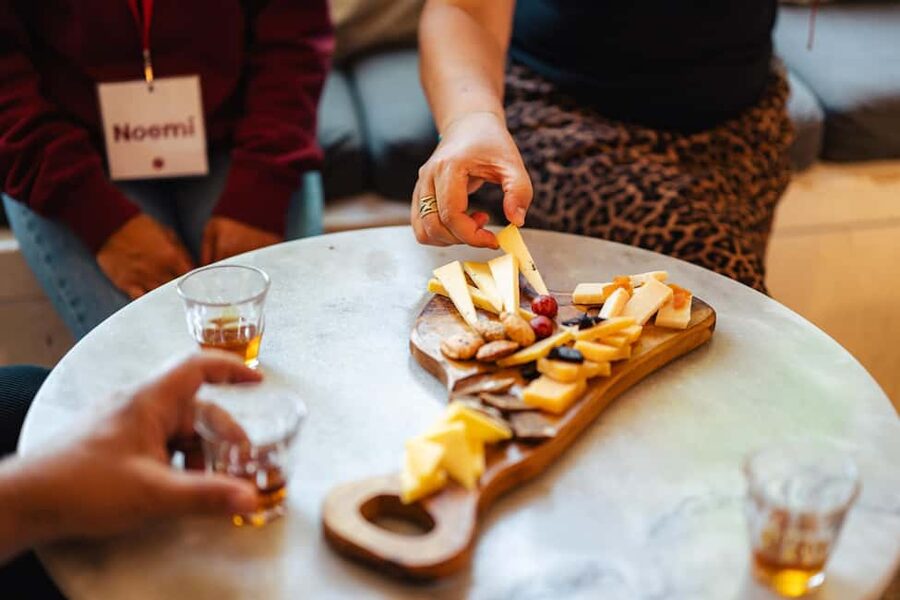 Amsterdam: Guided Cultural Food Tour in English or German - Why this 2.5-hour Amsterdam food-and-sights format works
