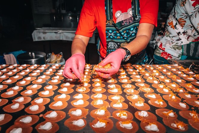 Bangkok: Backstreets Food Tour with 15+ Tastings - Michelin-listed street food: why the “extra staff” is a big deal