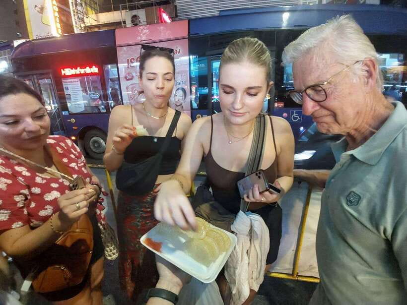 Bangkok: Chinatown Food Tour with Michelin Food Stalls - What you actually eat on a Thai-Chinese food tour