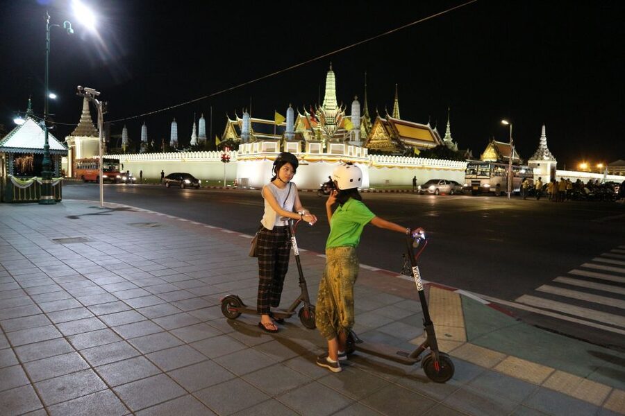 Bangkok: E-Scooter Night Tour with Local Street Food - Temple lights route: Wat Arun, Wat Pho, and the Grand Palace outside