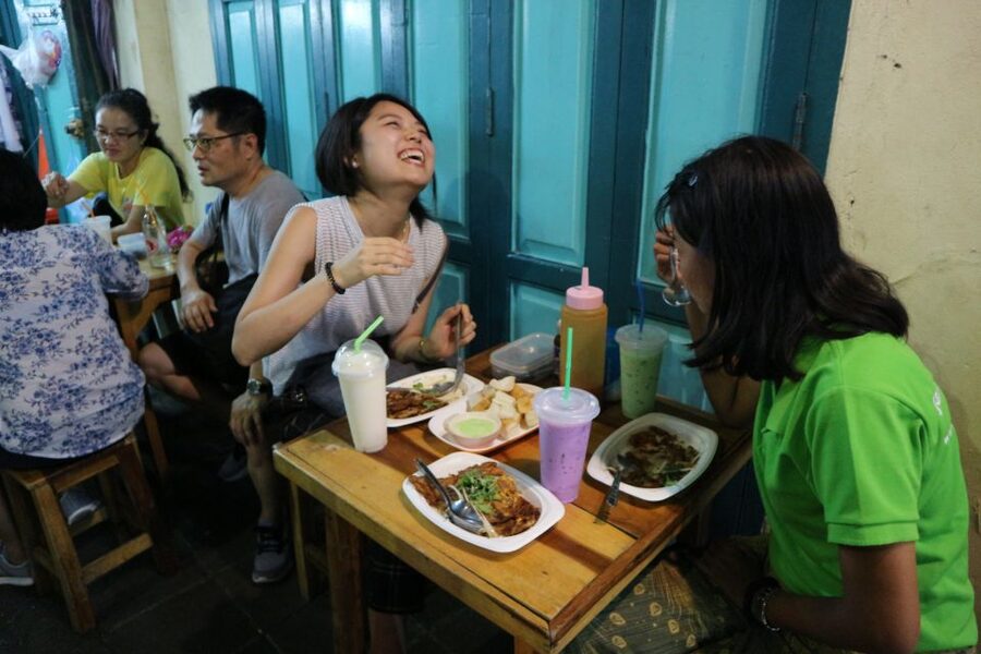 Bangkok: E-Scooter Night Tour with Local Street Food - Markets and street-food dinner: JP Market, Chinatown snacks, and eating like a local