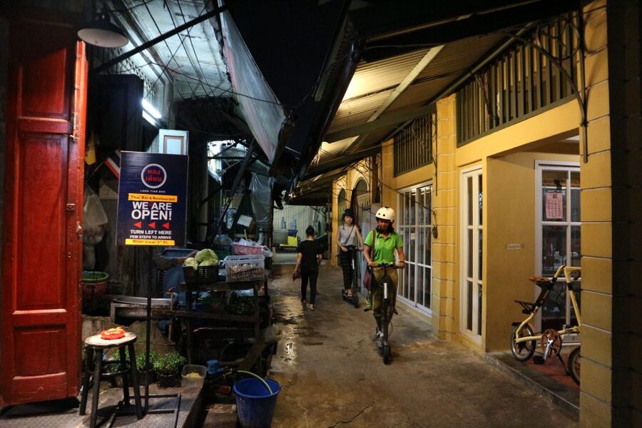 Bangkok: E-Scooter Night Tour with Local Street Food - Pak Khlong Talat flower market at night: the 24-hour highlight