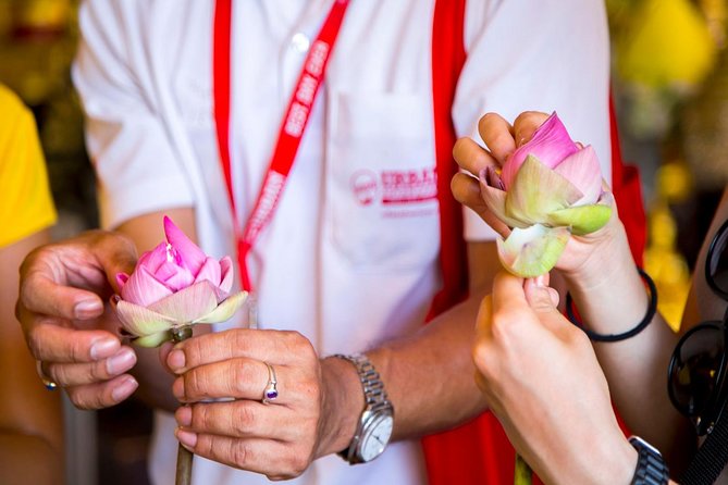 Bangkok Electric Tuk Tuk: Thonburi, Wang Lang & Food Tour - Pak Khlong Talat flower market: 24/7 color for your senses