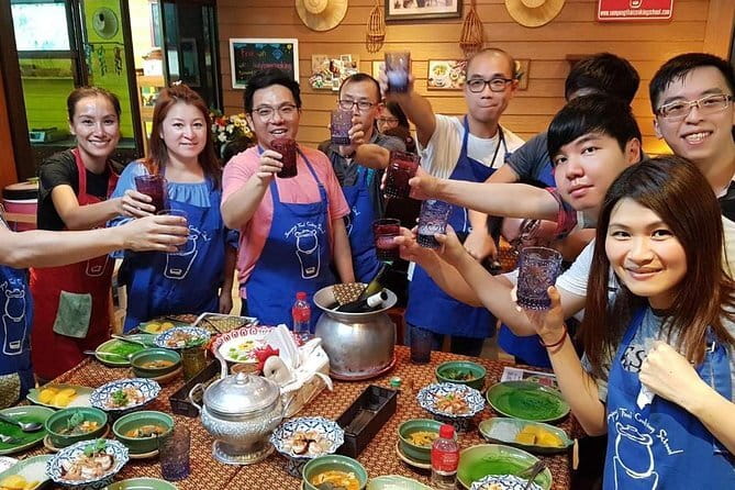 Bangkok Evening Food Tour by Tuktuk - Stop 1: Hua Lamphong and the “old Bangkok” kickoff
