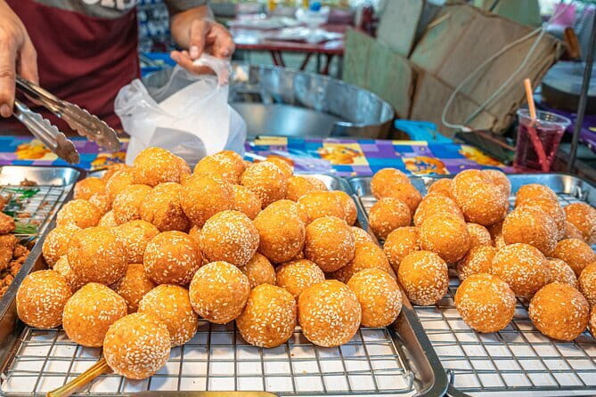 Bangkok Evening Food Tour by Tuktuk - Stop 3: Mahanak Market for classic street-style bites