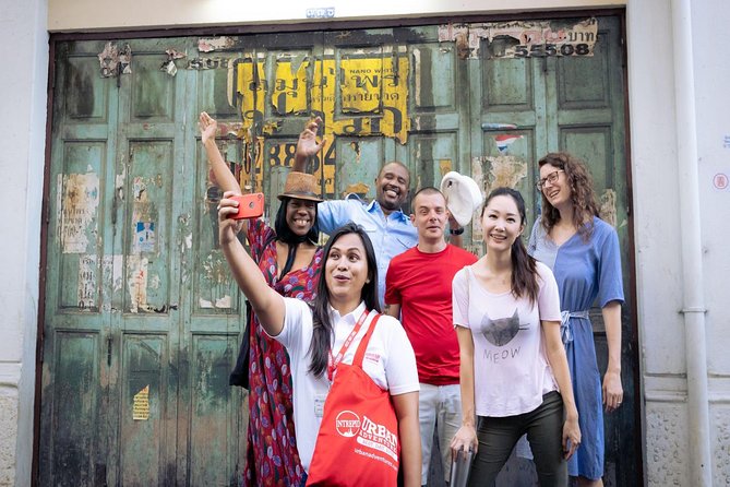Bangkok Hidden Gems: Talad Noi, Chinatown & Street Food Tour - Chow Sue Kong Shrine: A Calm Stop for Blessings and Bearings