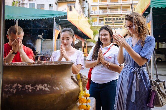 Bangkok Hidden Gems: Talad Noi, Chinatown & Street Food Tour - Crossing Into Chinatown: Old Markets Meet Modern Life