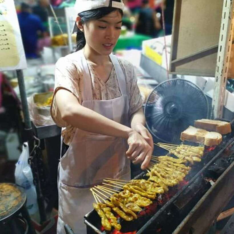 Bangkok: Street Food Tasting Tour at Night - Getting there and getting your bearings fast