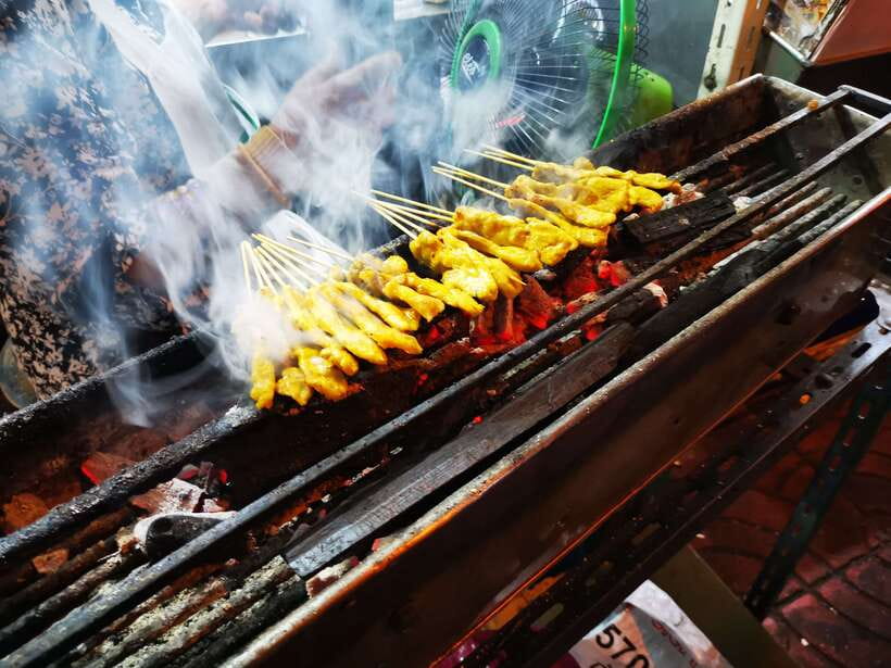 Bangkok: Street Food Tasting Tour at Night - Stop types you’ll likely eat: Thai-Chinese style across the spectrum
