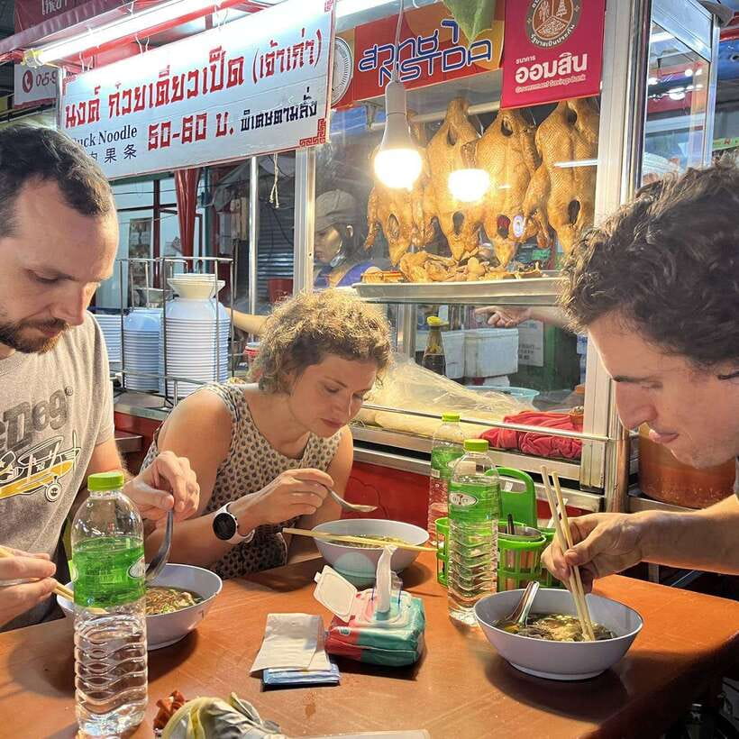 Bangkok: Street Food Tasting Tour at Night - The guide’s role: where the tour earns its star rating