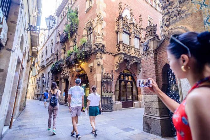 Barcelona E-Bike Small Group Tour with Tapas & Wine Tasting - Port Vell and the Columbus Monument: the skyline payoff