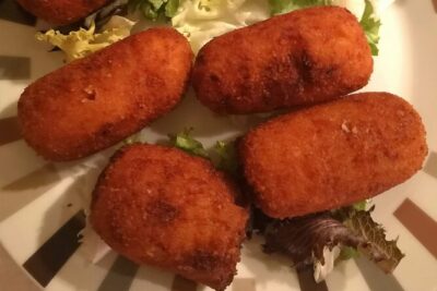 Barcelona Food Tour: Tapas, Drinks and Delights with a Local - Carrer del Regomir: pan con tomate, pimientos, and cava