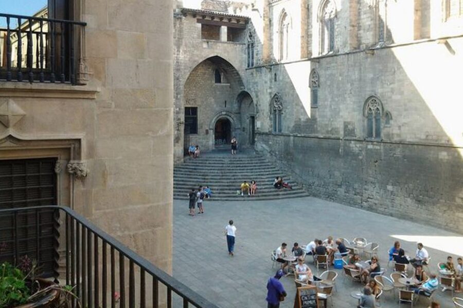 Barcelona: Gothic Quarter Legends Walking Tour with Tapas - Gothic Quarter Legends in a Nutshell