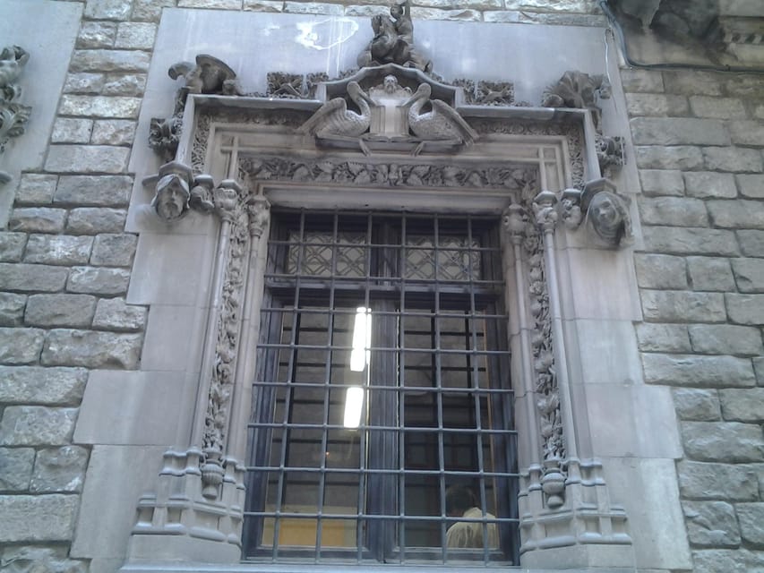 Barcelona: Gothic Quarter Legends Walking Tour with Tapas - Small-Group Energy: Guides Who Tailor the Walk