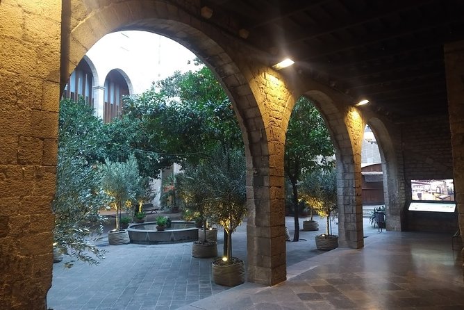 Barcelona Gothic Quarter Walking Tour with Tapas - Barcelona Cathedral: what you’ll see, and why the ticket costs extra