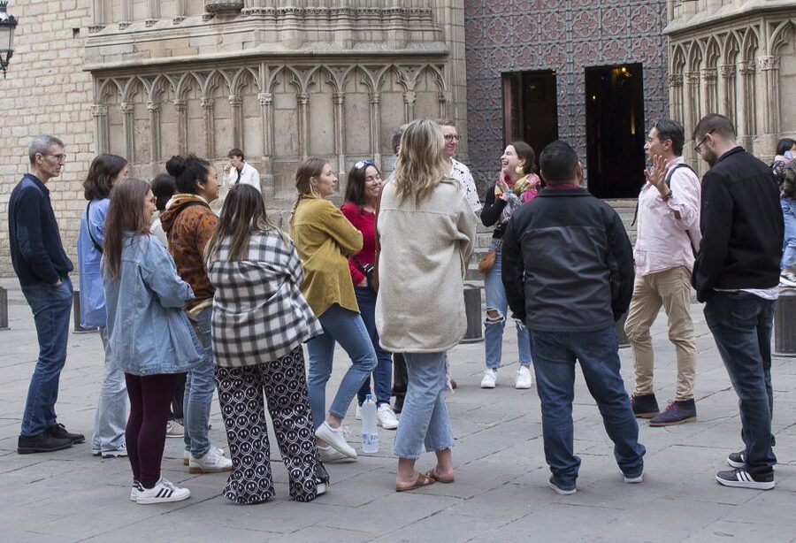 Barcelona: Market, Tasty Tapas/Food and Gothic History Tour - Catalan Classics: Botifarra, Pa amb tomàquet, and Seafood