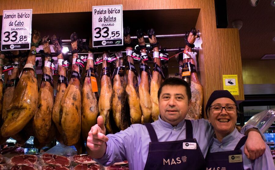 Barcelona: Market, Tasty Tapas/Food and Gothic History Tour - Logistics That Matter: Drinking Options, Walking Pace, and What to Bring