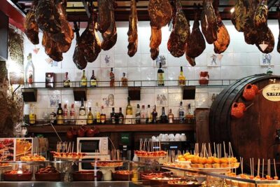 Barcelona Old Town Night Small Group Tour with Tapas & Flamenco - Meeting at Hard Rock Café and how the route usually flows