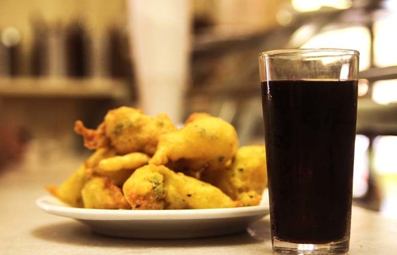Barcelona: Old Town Tapas & Paella Food Tour with 8 Tastings - Paella + sangria near the Mediterranean coast