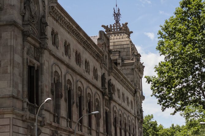 Barcelona Private Food Tour: Tapas, Paella & 8+ Food Tastings - Stop 1: Plaça de Ramon Berenguer el Gran—welcome and setting the tone