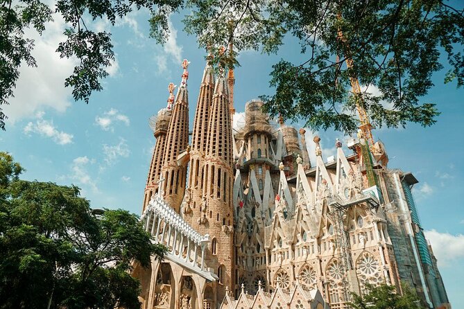 Barcelona: Sagrada Familia, Park Guell & Tapas Private Tour - Quick hits before you go