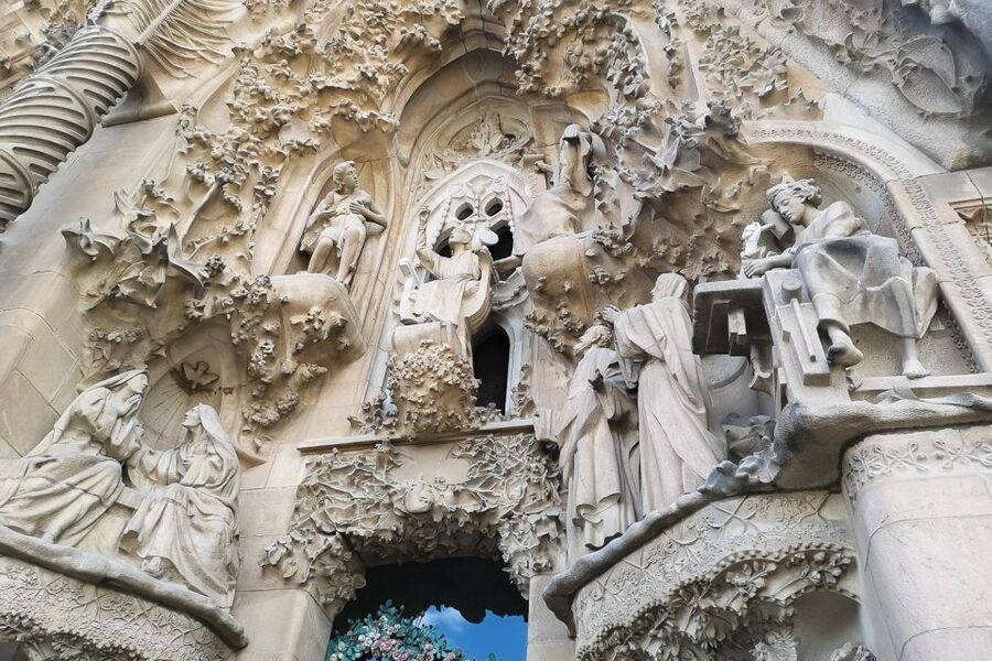Barcelona: Sagrada Familia, Park Guell & Tapas Private Tour - Park Güell: skip-the-line tickets plus self-guided time