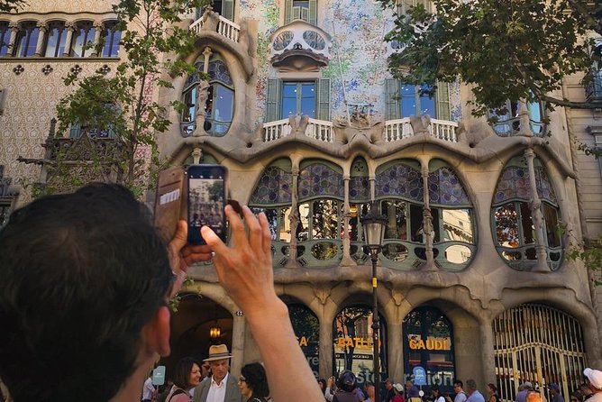 Barcelona: Sagrada Familia, Park Guell & Tapas Private Tour - Passeig de Gràcia and the big Modernist flex: Batlló and La Pedrera
