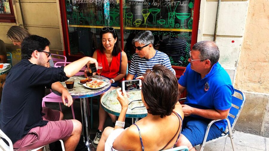 Barcelona: Street Food & Sightseeing Tour with Local Market - Meeting point at Liceu: the small detail that saves time
