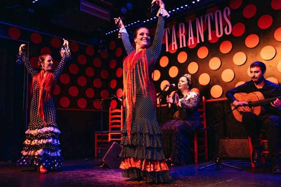 Barcelona: Tapas and Flamenco Experience - The walk through the Gothic Quarter after the show