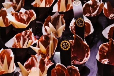 Barcelona Tapas Walking Tour: Food, Wine & History - What you’ll eat and drink: the real value is the pacing