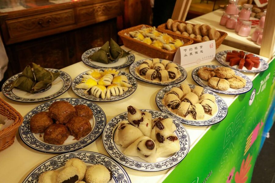 Beijing: Hutong Culinary Walking Tour with 15+ Tastings - Bold-food choices: how to decide without ruining your appetite