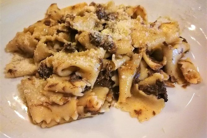 Bergamo: Full meal Food Tour with Local Delights by Do Eat Better - Bergamo Alta is the right stage for a food tour