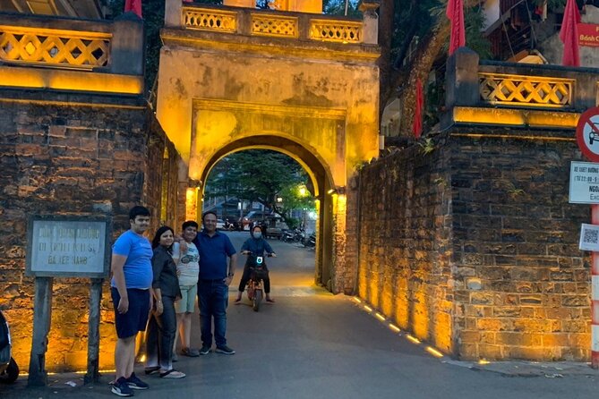 Best Hanoi Food Tour 7 Different Food Tasting Visit Train Street - The guides and the group size: why it stays friendly on small streets