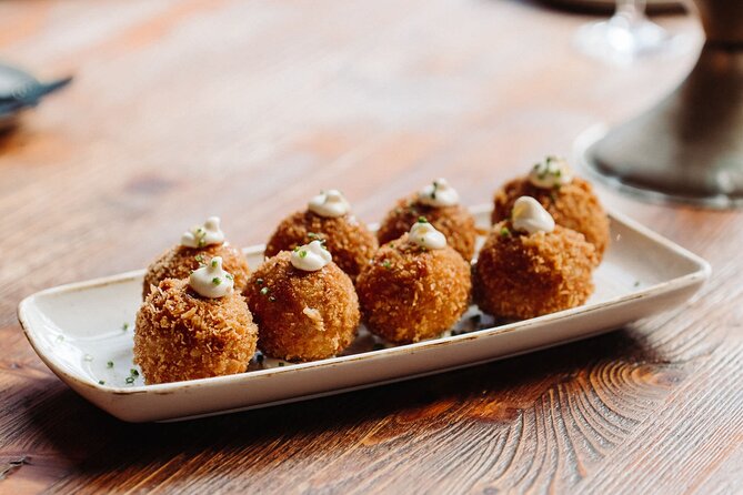 Bohemian Barcelona Neighborhood Evening Tapas & Wine Tour - The wine plan: how five tastings fit with three tapas stops
