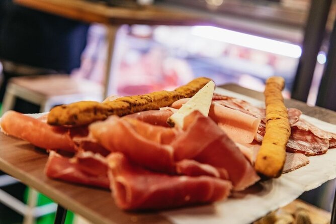 Bologna City Red Bus and Food tasting - Stop 2: Piazza Maggiore in 10 minutes