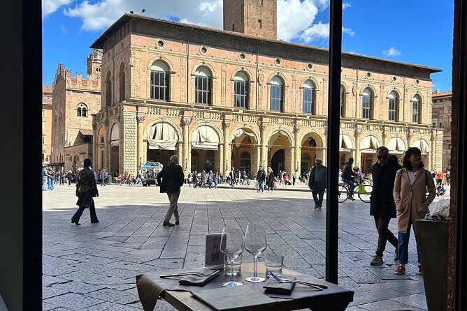 Bologna Food Tour and Enogastronomia Experience with Local Chef - Towers and the walk toward Quadilatero: history with momentum