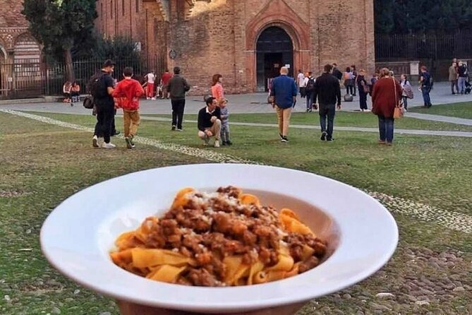 Bologna Food Tour small group - Tigella with ragù and wine: the most Bolognese bite of the day