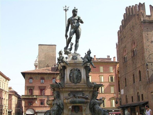 Bologna: Full meal Food Tour with Local Delights by Do Eat Better - Quick hits before you go