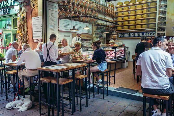 Bologna: Full meal Food Tour with Local Delights by Do Eat Better - Stop 1: Via Ugo Bassi and how the guide sets the tone