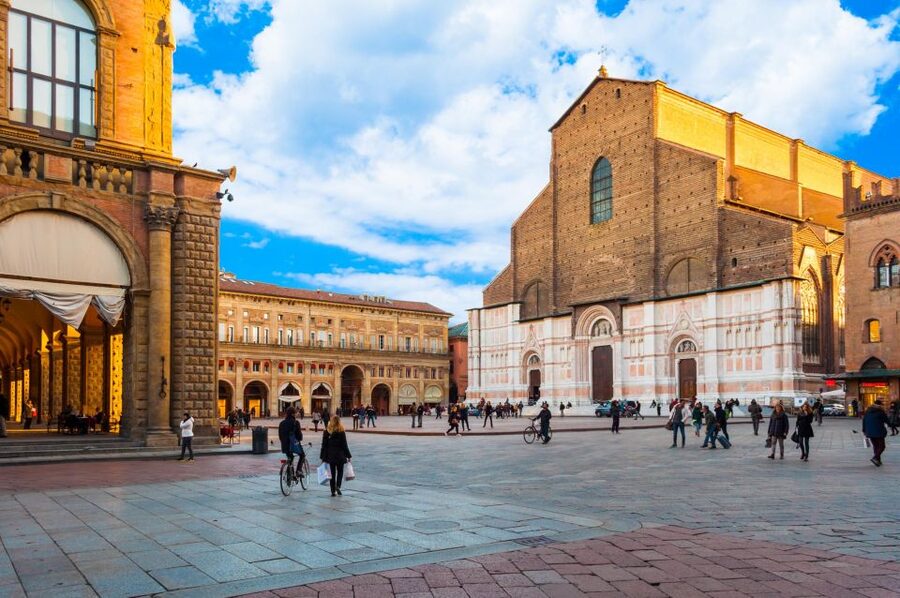Bologna: Open Bus City Tour and Local Food Tasting - Start at Fontana del Nettuno: the easiest way to begin