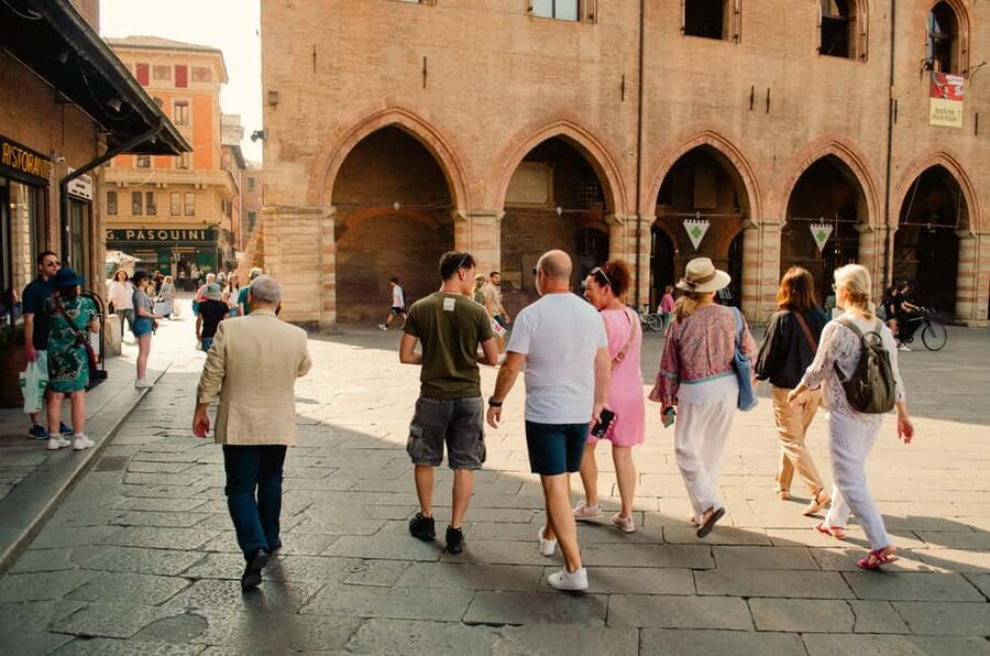 Bologna: Street Food Tour in the Historic Center - The first 20 minutes of history: Bologna street layout in plain terms