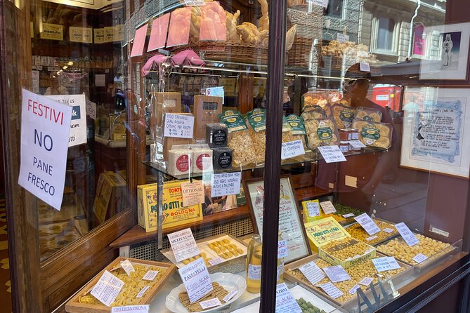 Bologna: Walking Food Tour and Highlights with a Local Guide - Gelato on Via Rizzoli: The Finish Line That Makes Sense