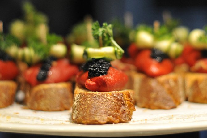 Born to Eat: Gourmet Tapas & Wine Small Group Tour in Old Barcelona - Santa Maria del Mar: A Quick Church Moment That Matters
