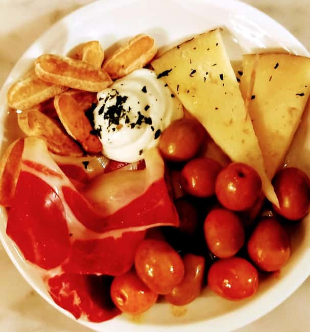 Bremen: Culinary Old Town Tour - with unique locations - Bremen’s Old Town walk with food stops that actually matter