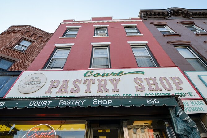 Brooklyn Bridge & DUMBO Food Tour: Local Eats & Landmarks - Stop 4: Manhattan Bridge area and the DUMBO Archway plaza